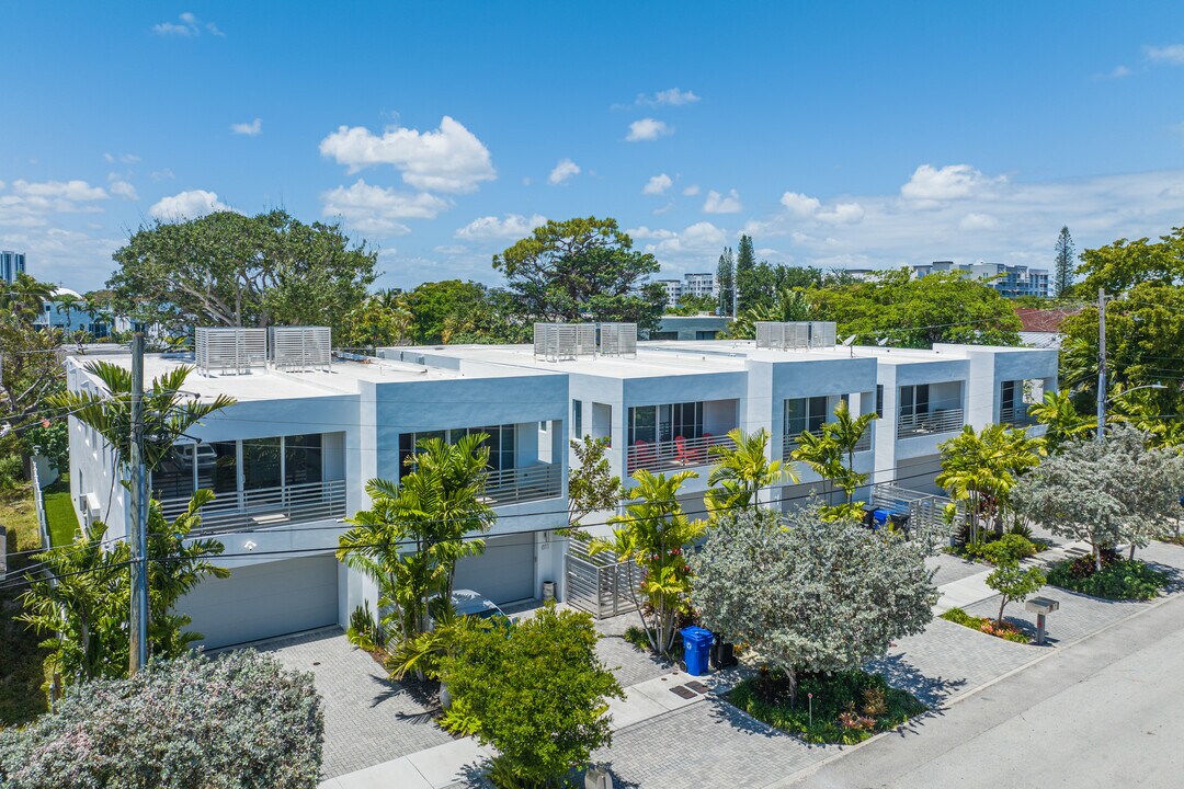 809-819 NE 17th Way in Fort Lauderdale, FL - Building Photo