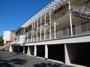 Villa Knolls Apartments in La Mesa, CA - Building Photo - Building Photo