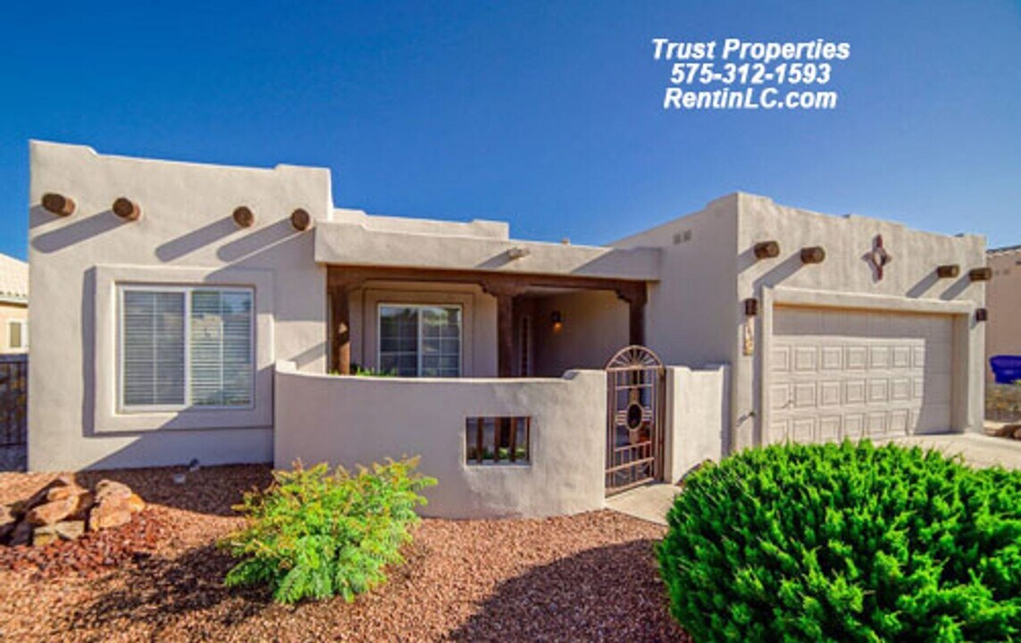568 Canyon Point Rd in Las Cruces, NM - Building Photo