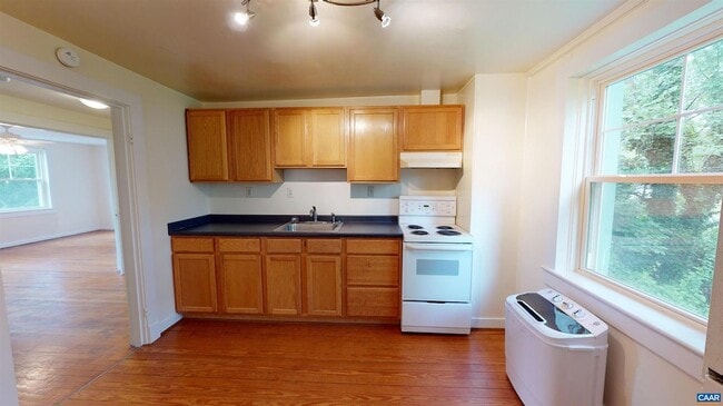 1302 Crozet Ave in Crozet, VA - Foto de edificio - Building Photo