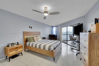 7250 Fairfax Dr in Tamarac, FL - Building Photo - Building Photo