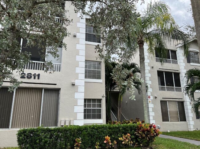 2811 N Oakland Forest Dr, Unit 102 in Oakland Park, FL - Building Photo - Building Photo
