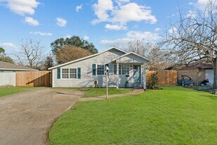 915 Avenue E in Rosenberg, TX - Building Photo