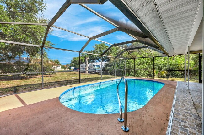 1018 Presque Isle Dr in Port Charlotte, FL - Building Photo - Building Photo
