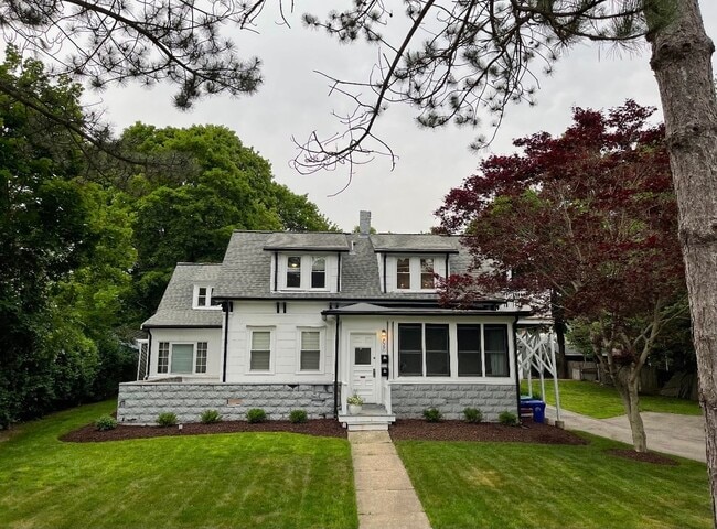 709 Liberty St, Unit 1 in Rockland, MA - Foto de edificio - Building Photo