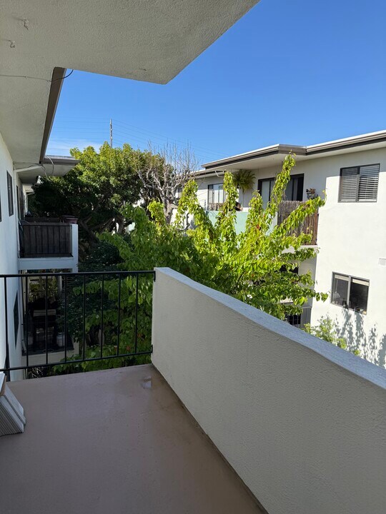 5000 S Centinela Ave, Unit 304 in Los Angeles, CA - Building Photo