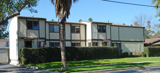 95 N Meridith Ave in Pasadena, CA - Foto de edificio - Building Photo