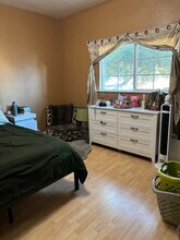 806 Kerr Ave in Modesto, CA - Building Photo - Building Photo