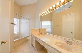11810 Stone Bridge Dr in Houston, TX - Building Photo - Building Photo