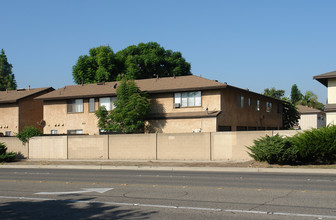 1220 S Sunburst Way in Anaheim, CA - Building Photo - Building Photo