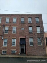 25 Division St, Unit 2 in Chelsea, MA - Foto de edificio - Building Photo
