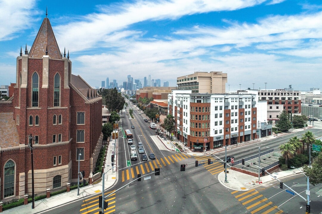 Icon Plaza in Los Angeles, CA - Building Photo