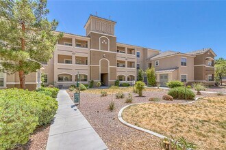 8777 W Maule Ave in Las Vegas, NV - Foto de edificio - Building Photo