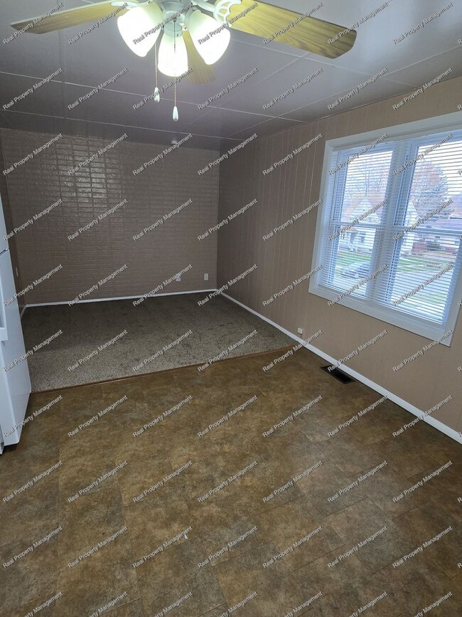 302 E Goldsborough St in Crown Point, IN - Building Photo - Building Photo