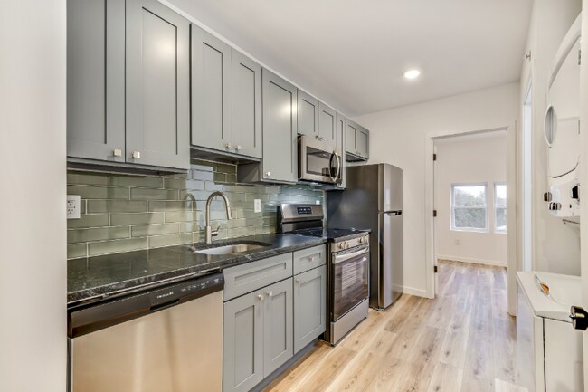 3836 W Girard Ave in Philadelphia, PA - Foto de edificio - Building Photo