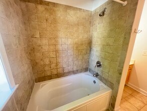702 Delevan St, Unit B in Charlottesville, VA - Building Photo - Building Photo