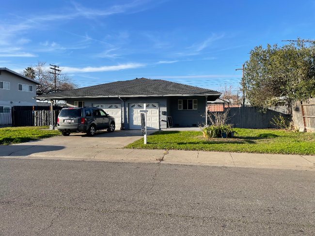 3373 Lerwick Rd in Sacramento, CA - Building Photo - Building Photo