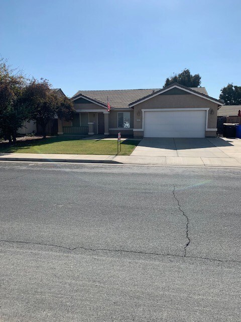 2107 W Tudor Ln in Hanford, CA - Building Photo
