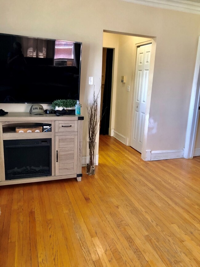 2357 N Kenneth Ave, Unit 21 in Chicago, IL - Building Photo - Building Photo