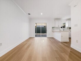 11475 NW 94th Pl in Hialeah Gardens, FL - Building Photo