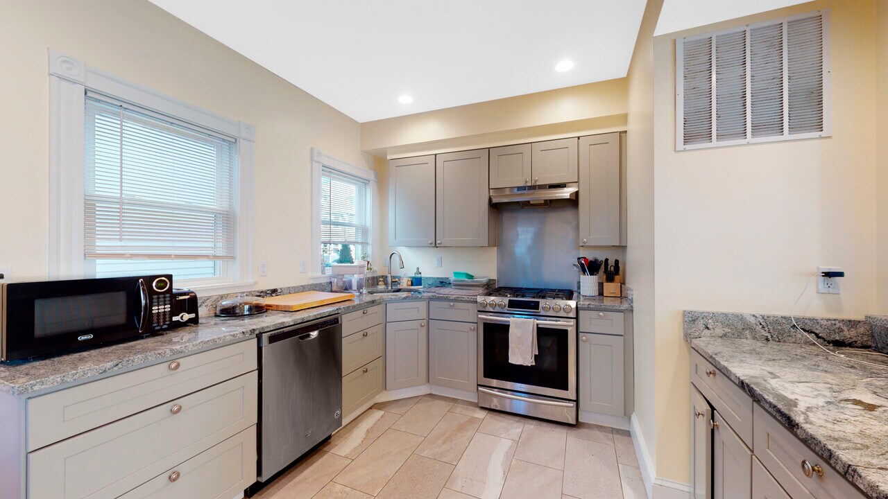 62 Saunders St in Boston, MA - Building Photo