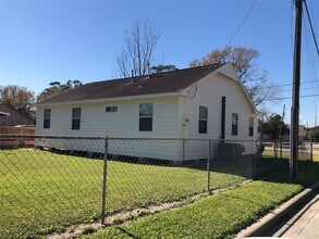 5716 Robertson St in Houston, TX - Foto de edificio - Building Photo