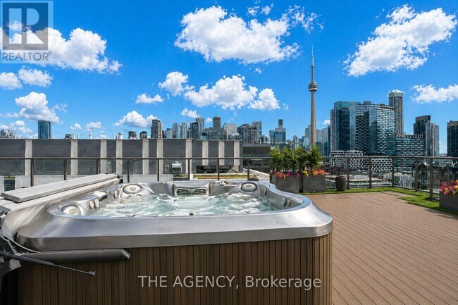 111 Bathurst St in Toronto, ON - Building Photo - Building Photo