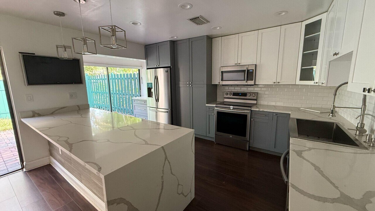 20846 Via Valencia Dr in Boca Raton, FL - Building Photo