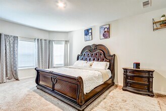 1215 Hollow Stone Dr in Arcola, TX - Foto de edificio - Building Photo