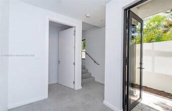 3270 Bird Ave in Miami, FL - Foto de edificio - Building Photo