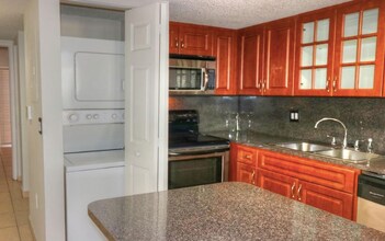 6866 NW 166th Ter in Miami Lakes, FL - Building Photo - Building Photo