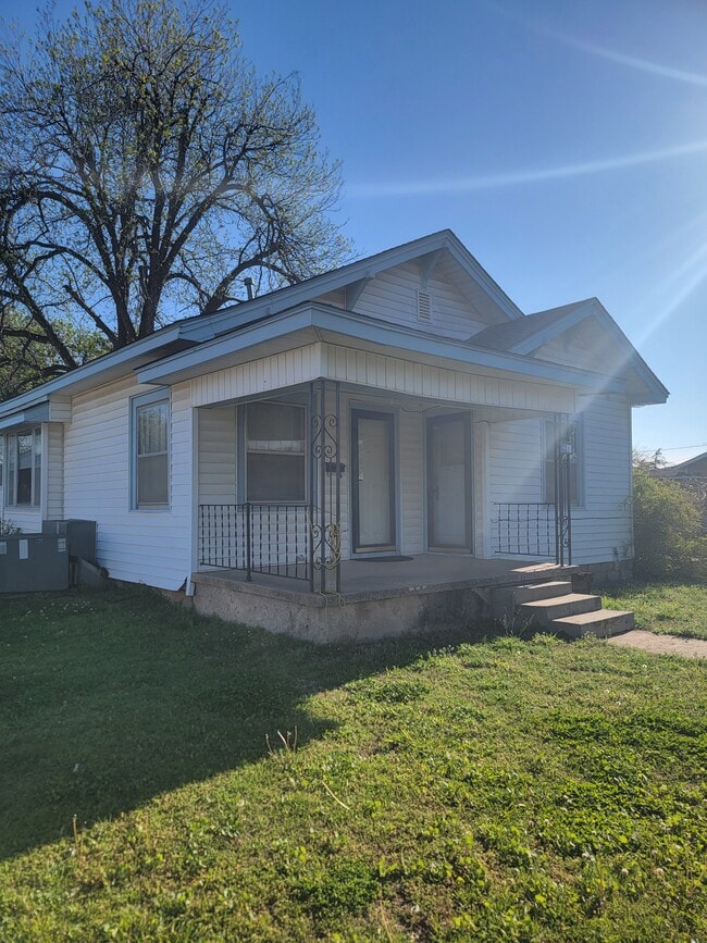 2215 E Elm Ave in Enid, OK - Building Photo - Building Photo