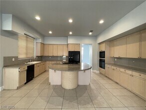 70 Castle Creek Ct in Las Vegas, NV - Building Photo - Building Photo