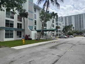 17560 Atlantic Blvd in Sunny Isles Beach, FL - Foto de edificio - Building Photo