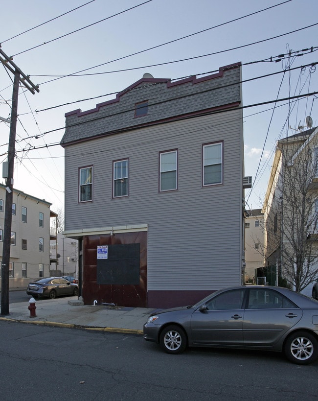 107 Hobart Ave in Bayonne, NJ - Building Photo - Building Photo