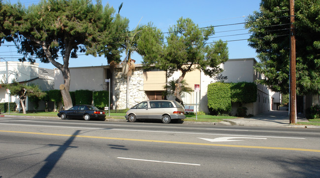 The Hideaway in Van Nuys, CA - Foto de edificio - Building Photo