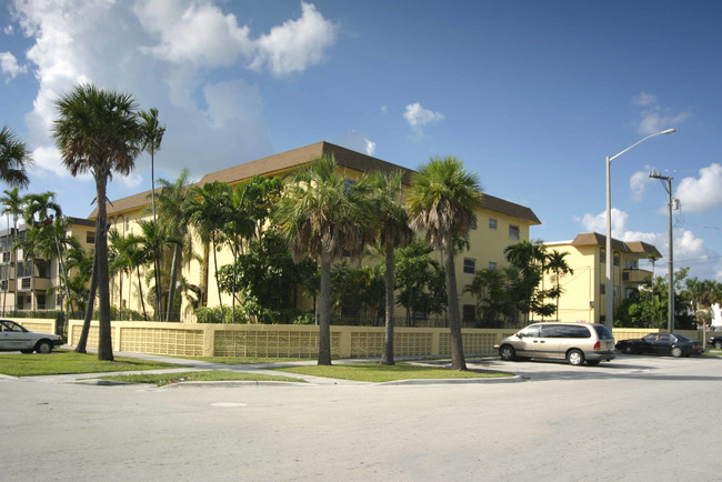 Devon Apartments in North Miami Beach, FL - Building Photo - Building Photo