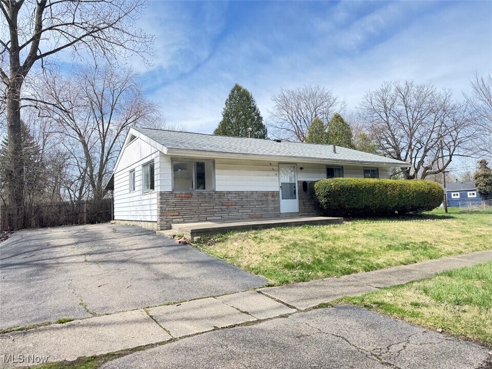 866 Warrington Rd in Akron, OH - Building Photo