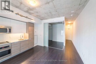 210 Simcoe St in Toronto, ON - Building Photo - Building Photo