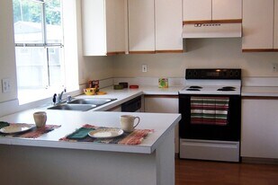 Noble Court Estates in Auburn, WA - Building Photo