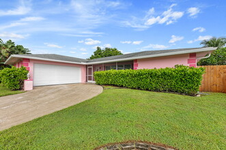 2518 Canterbury Dr N in Riviera Beach, FL - Building Photo - Building Photo