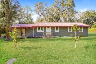 7257 S Eastlake Dr in Floral City, FL - Building Photo