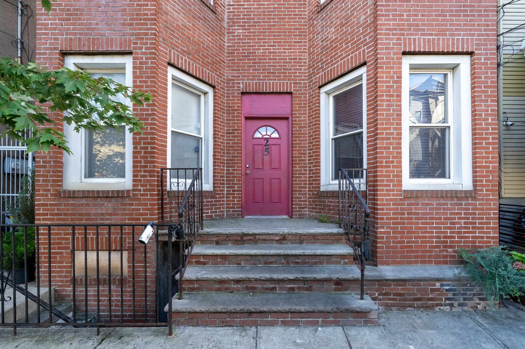 25 Bleecker St in Jersey City, NJ - Foto de edificio