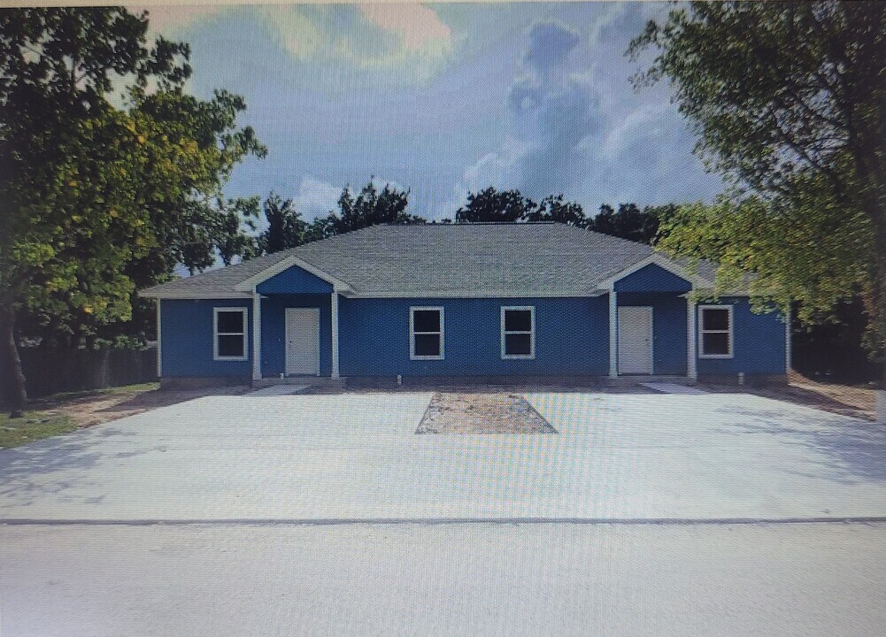 2107 24th St N in Texas City, TX - Foto de edificio