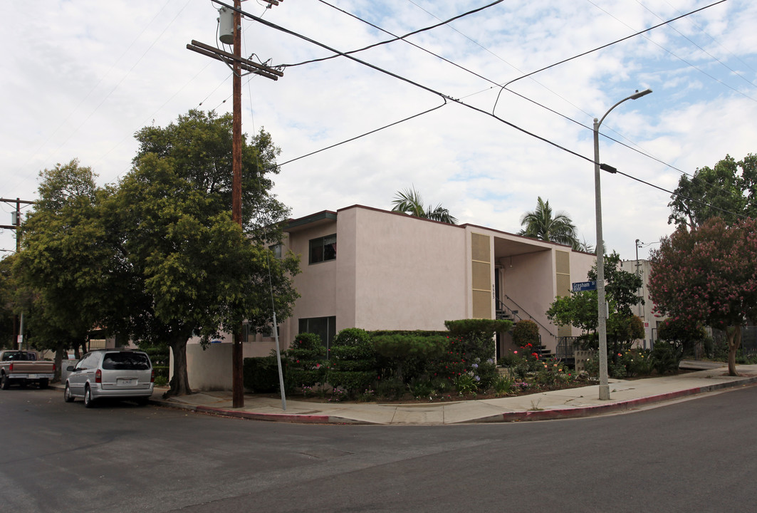 8803 Etiwanda Ave in Northridge, CA - Foto de edificio