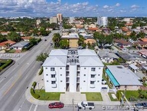 411 SW 37th Ave-Unit -Unit4B in Miami, FL - Building Photo - Building Photo