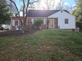 8 Windmill Ln in New City, NY - Building Photo