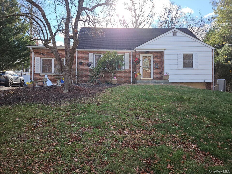 8 Windmill Ln in New City, NY - Foto de edificio