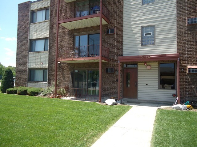 5724 W 111th St in Chicago Ridge, IL - Building Photo