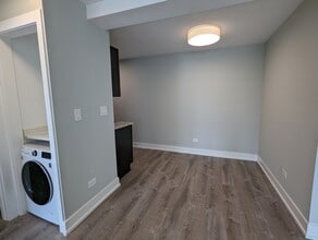 511 W Barry Ave, Unit #445-425 in Chicago, IL - Foto de edificio - Building Photo